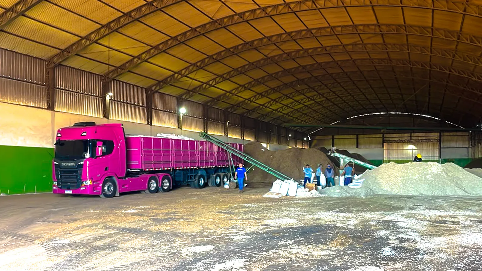 Carreta da R&B Transportes durante carregamento em armazém