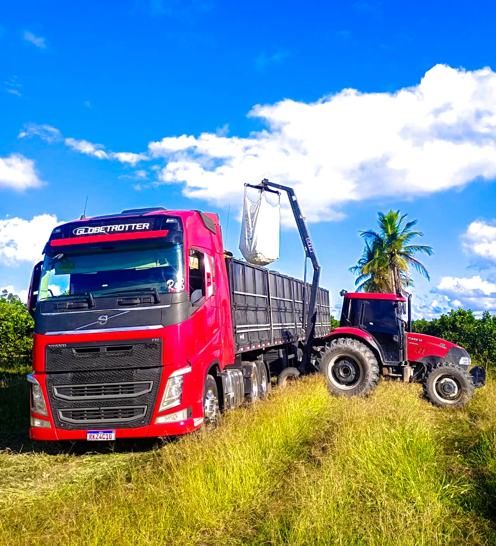 Caminhão da R&B Transportes em operação de carga no campo