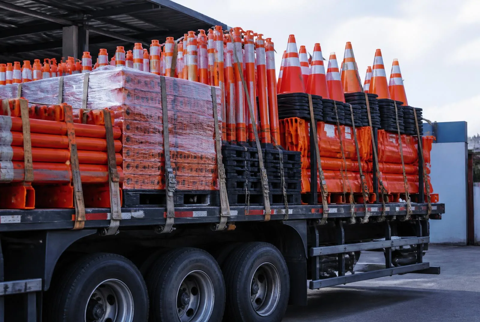 Imagem ilustrativa: cones, balizadores e canalizadores organizados sobre carreta